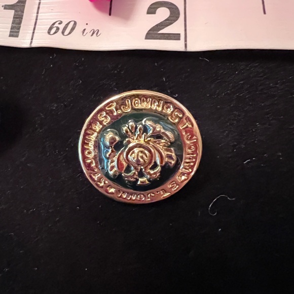 St. John Knit Buttons ❤️ Set of 2 - Picture 3 of 3